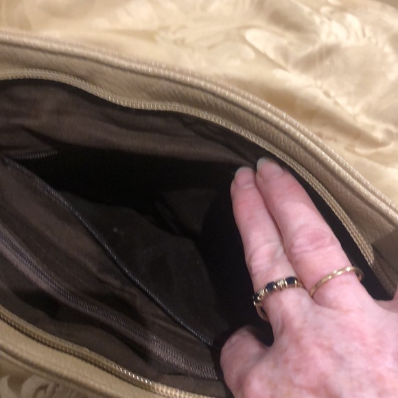 Tan purse with many pockets/compartments - Picture 7 of 16